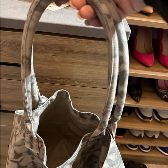 ALO Yoga Camouflage Gray Tote - Picture 3 of 3